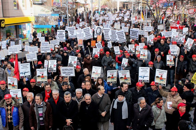 SURİYE'YE  MÜDAHALEYE KARŞI BİNLER SOKAĞA ÇIKTI...